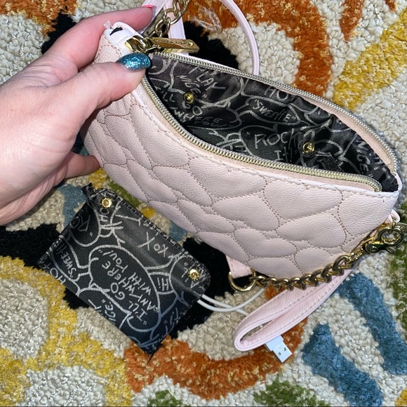 Betseyville Heart Quilted Tech Wristlet Crossbody - Picture 2 of 7